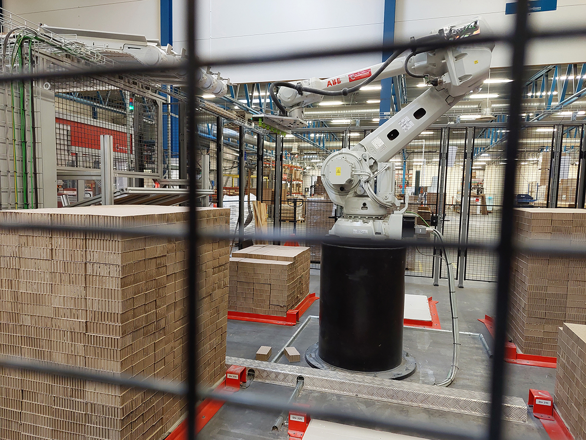 Automatic feeder on the corrucated pallet line